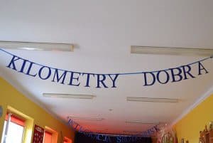 Napis pod wiszący pod sufitem: “Kilometry dobra”.