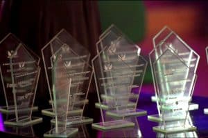 Zbliżenie na szklane statuetki oczekujące do wręczenia.