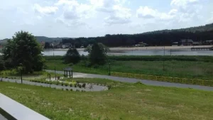 Zdjęcie z punktu widokowego przedstawiające malowniczą panoramę na dolinę rzeki Wieprz, zalew oraz lasy rezerwatu Święty Roch