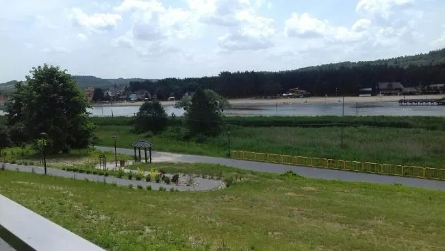 Zdjęcie z punktu widokowego przedstawiające malowniczą panoramę na dolinę rzeki Wieprz, zalew oraz lasy rezerwatu Święty Roch