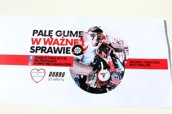 Plakat pod tytułem: PALĘ GUMĘ W WAŻNEJ SPRAWIE ze zdjęciem bohatera na wózku Ryszardem Stawiarskim, który trzyma w ręku wiele zdobytych medali.