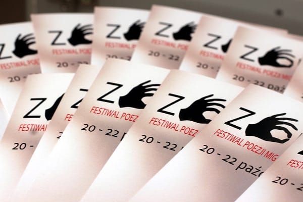 Plik zaproszeń na festiwal poezji miganej
