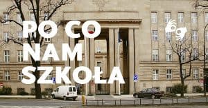 Gmach Ministerstwa Edukacji z dużym napisem po co nam szkoła