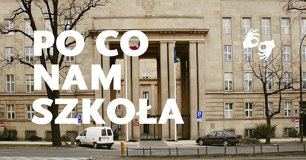 Gmach Ministerstwa Edukacji z dużym napisem po co nam szkoła