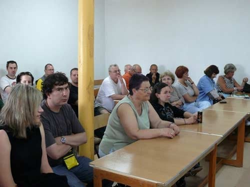 Na zdjęciu uczestnicy Żagli bez barier siedzą jak uczniowie w klasie w ławkach. Spotkanie organizacyjne.