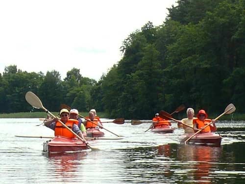 Na zdjęciu spływ kajakowy rzeką.