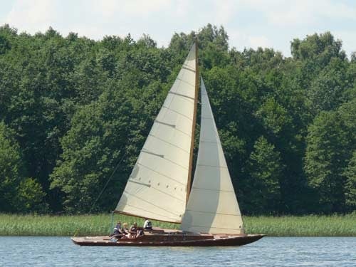 Na zdjęciu płynąca żaglówka z pełnymi żaglami.