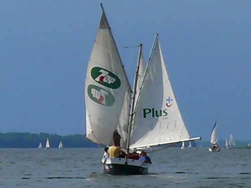 Na zdjęciu płynąca żaglówka z pełnymi żaglami.