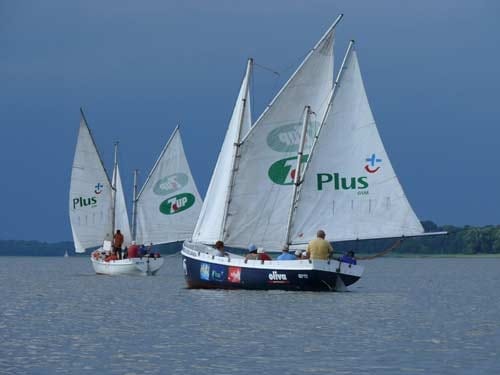 Na zdjęciu płynąca żaglówka z pełnymi żaglami.