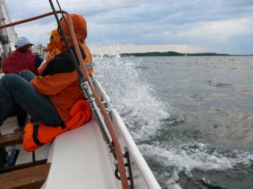 Na zdjęciu widok z burty na rozbryzgi fal z spod burty.