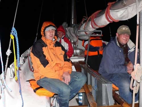 Na zdjęciu w blasku fesza grupa uczestników rejsu nocnego.