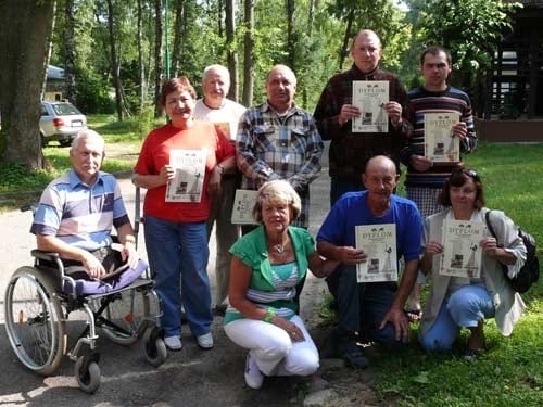 Na zdjęciu grupka uczestników prezentuje do zdjęcia swoje dyplomy.