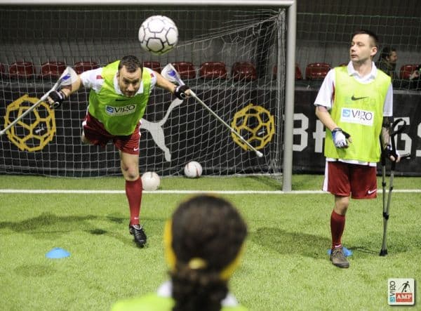 Na zdjęciu piłkarz wybija piłkę głową.