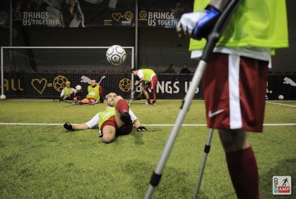 Na zdjęciu piłkarz dokonuje strzału w bramkę z przewrotki. 