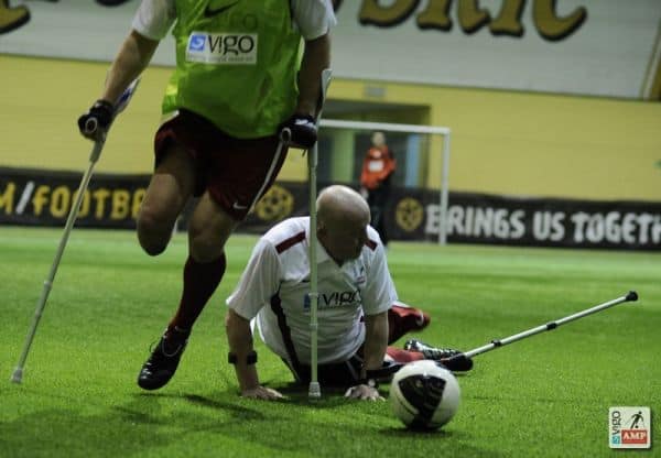 Na zdjęciu faulowany Na zdjęciu Maciej Kosiorek, próbuje wstać z boiska.