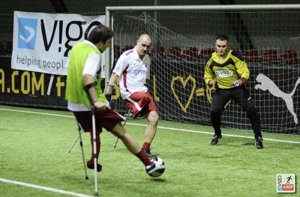 Na zdjęciu tra mecz treningowy. Próba wykiwania zawodnika.