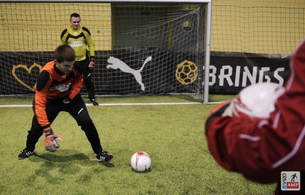 Na zdjęciu bramkarz ćwiczy obroną łapiąc piłki.