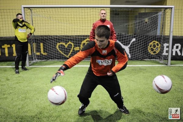 Na zdjęciu bramkarz z niepełnosprawną jedną ręką łapie piłkę.