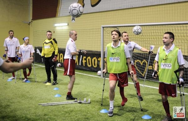 Na zdjęciu piłkarze ćwiczą przyjęcia piłki.