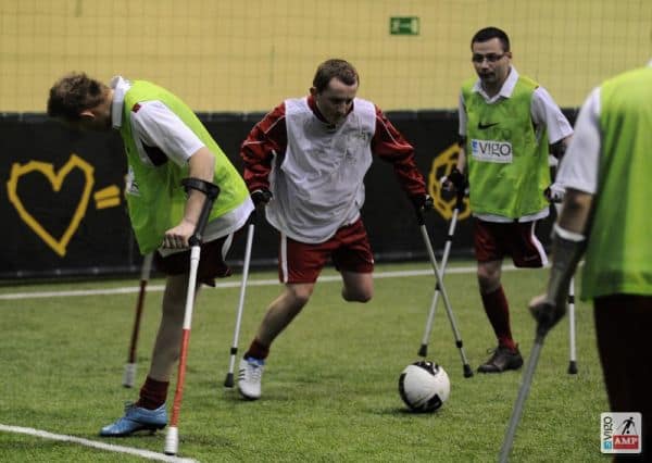 Na zdjęciu piłkarze gonią jednego z nich w celu odbicia piłki.