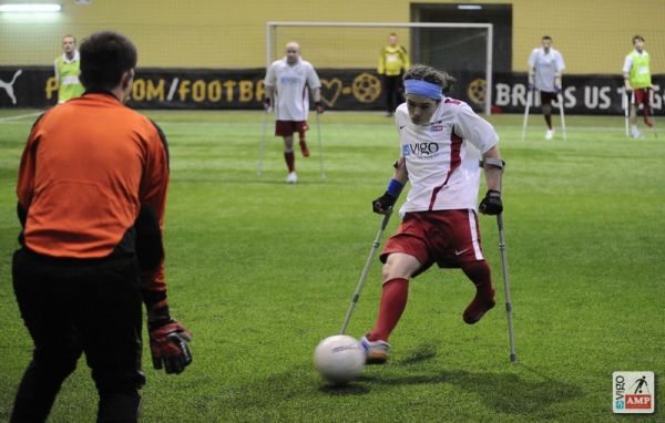 Na zdjęciu piłkarz atakuje brakmę. Bramkarz zwiera szyk do obrony. Zdjęcie zza pleców bramkarza.