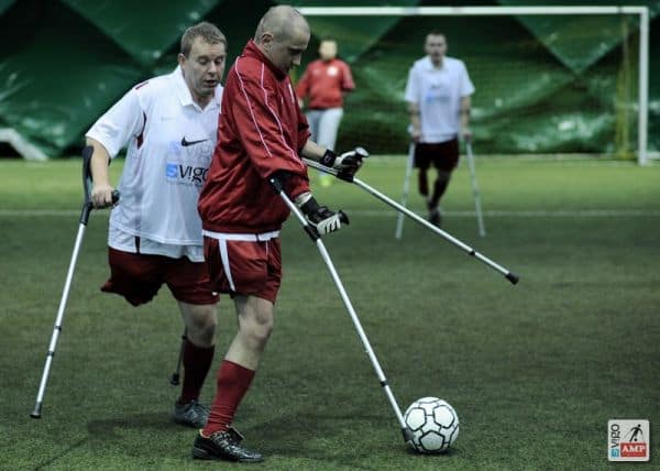 Próba wykiwania zawodnika przez drugiego.