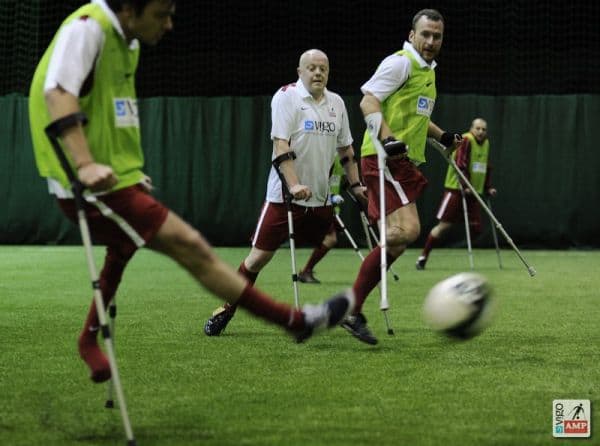 Zdjęcie z boiska, trwa mecz treningowy. NA środku zdjecia na drugim planie Maciej Kosiorek.