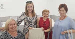 Na zdjęciu Krystyna na środku w czerwonej sukience w otoczeniu trzech przyjaciółek. Wszystkie się uśmiechają do zdjęcia