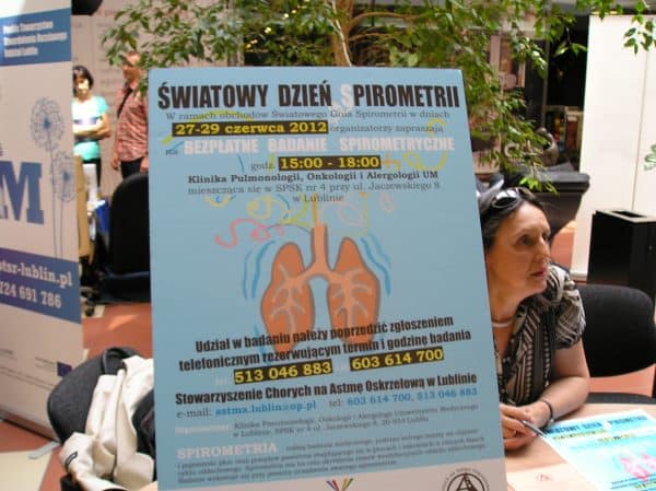 Na zdjęciu plakat Światowego Dnia Spirometrii podczas akcji edukacyjnej, którą promuje Zofia