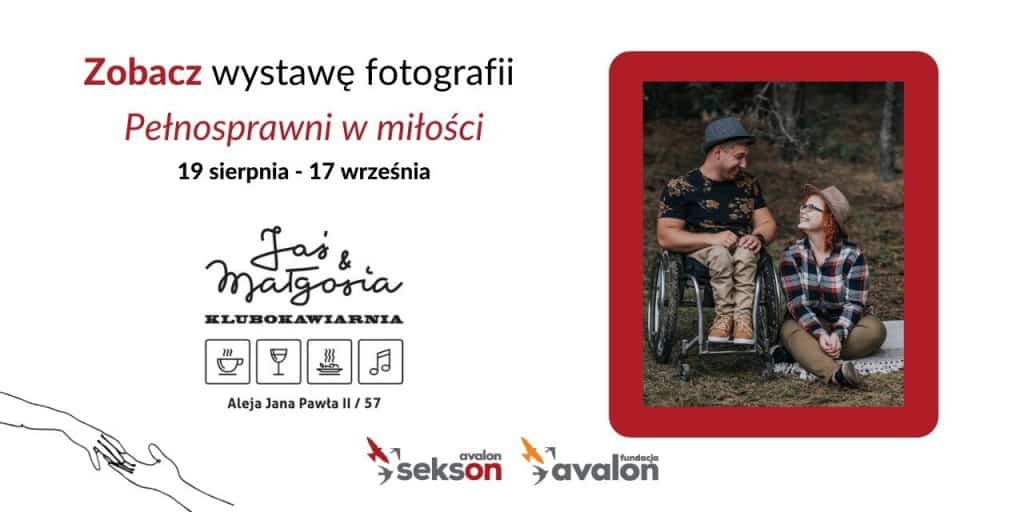 Zdjęcie dziewczyny siedzącej na trawie obok chłopak na wózku i napis zobacz wystawę fotografii pełnosprawni w miłości 19 sierpnia-17 września klubokawiarnia Jaś i Małgosia, aleja Jana Pawła II 57