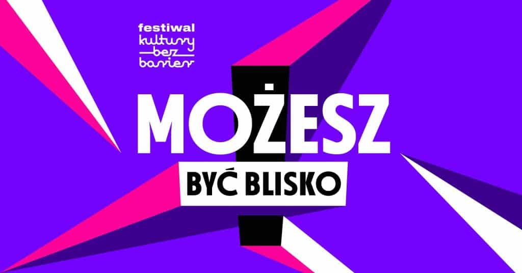 Fioletowo-różowy plakat 9. Festiwalu Kultury Bez Barier. Na środku grafiki duży czarny wykrzyknik i biały napis MOŻESZ, poniżej dopisek BYĆ BLISKO. W lewym górnym rogu logotyp festiwalu. Wykrzyknik i dopisek zostały stworzone w formie przestrzennych brył. Wyglądają jakby przybliżały się do odbiorcy grafiki.