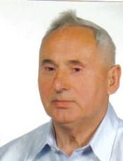 Portret Jana Niemierko-Masiukiewicza w stylu dokumentu urzędowego. Starszy mężczyzna w siwych włosach i ciemnych oczach.