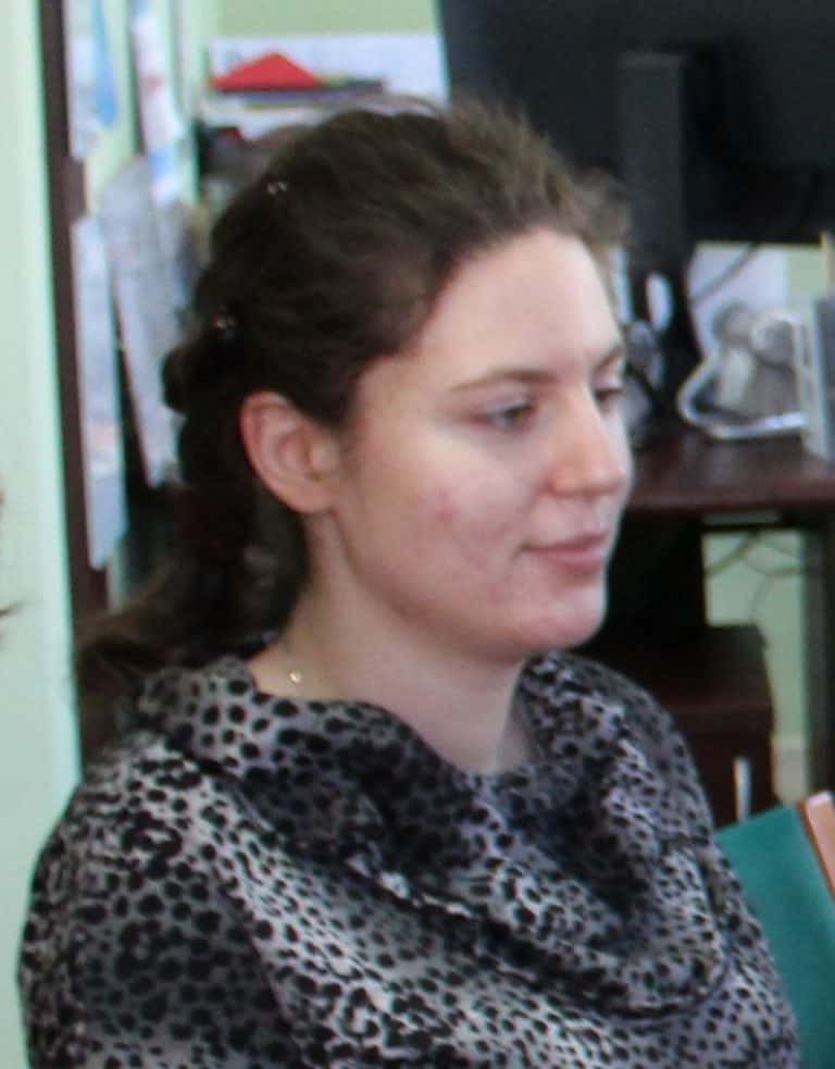 Portret zdjęciowy lekko z profilu Doroty Krać