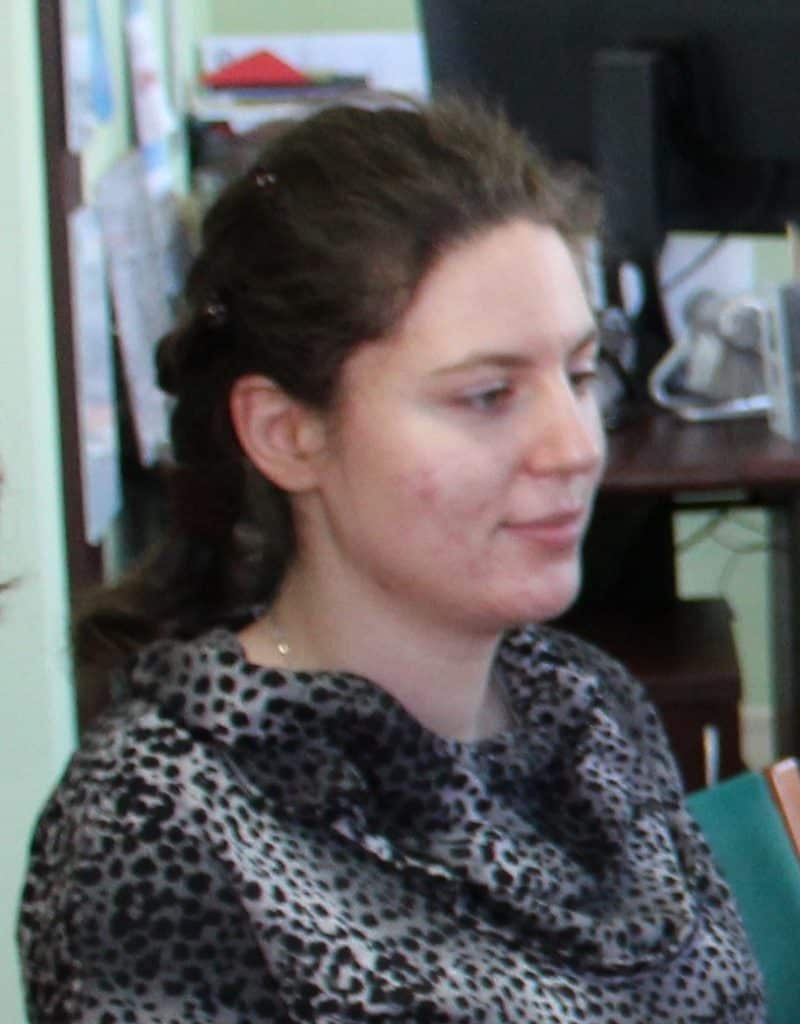 Portret zdjęciowy lekko z profilu Doroty Krać