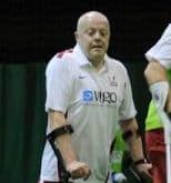 Portret Macieja Kosiorka wspartego o kulach.