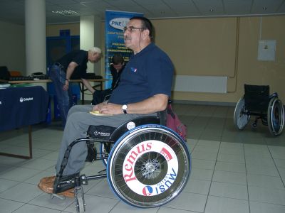 Na zdjęciu z profilu Tadeusz Ćwikła siedzący na wózku inwalidzkim.