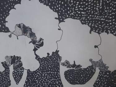 Obraz czarno biały pod tytułem "Widok na ziemię". Białe drzewa na czarnym kropkowanym na biało tle