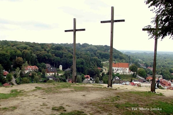 Wzgórze trzech krzyży, na jego szczycie, widok na krzyże.