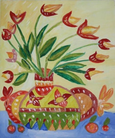 Obraz wykonany technika akwarelową. Przedstawia bukiet kwiatów w kolorowym, wzorzystym wazonie stojącym na niebieskiej płaskiej powierzchni na żółtym tle