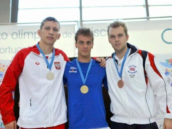 Artur Pióro wraz z innymi medalistami pozuje do zdjęcia.