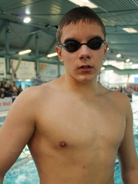 Mateusz Bartnik w okularach pływackich 
