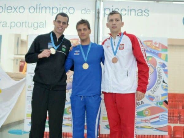 Artur Pióro wraz z innymi medalistami pozuje do zdjęcia.