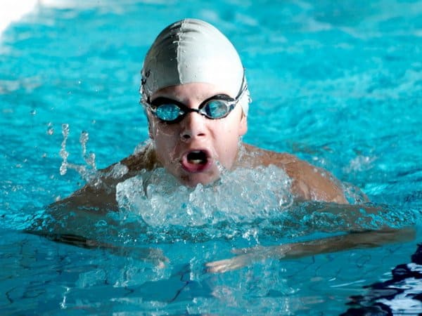 Mateusz Bartnik podczas pływania