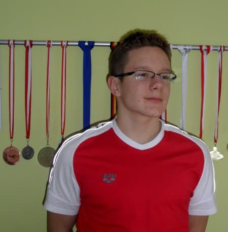 Mateusz Bartnik na tle swoich medali