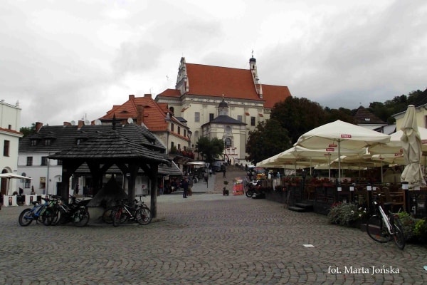 Rynek w Kazimierzu Dolnym -widok na katedrę