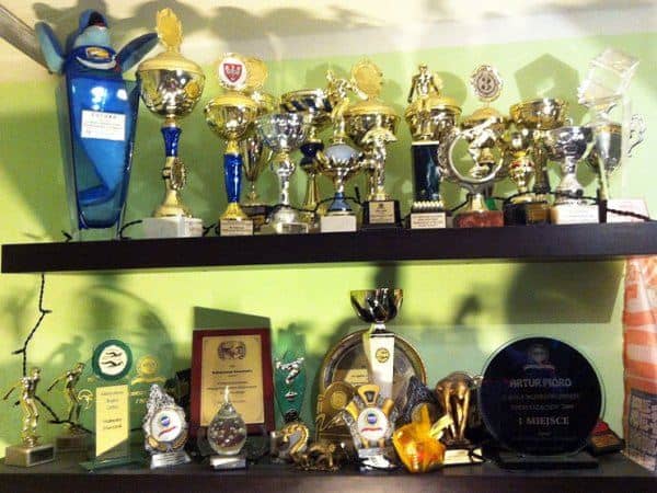 Kolekcja pucharów zdobytych przez Artura Pióro.