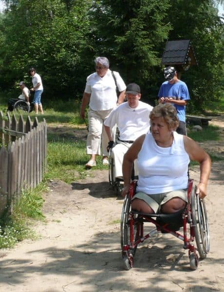 Wózkowicze jadą po piaszczystej drodze