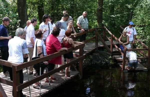 Wycieczka na pomoście nad rzeką