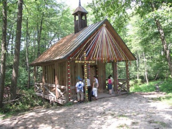 Drewaniana kapliczka z wejściem do cudownej wody