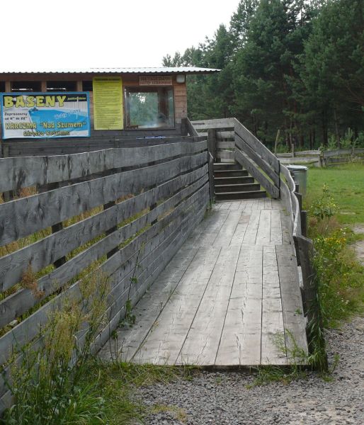 Wejście do karczmy po drewnianym pomoście.